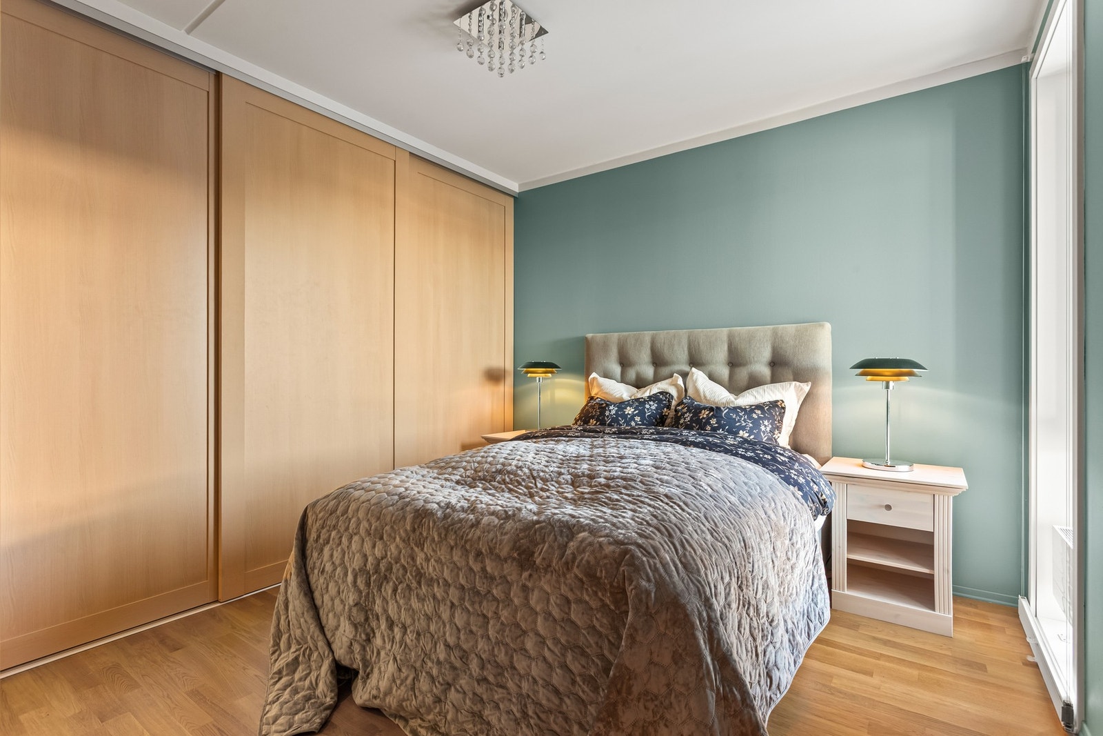 Hovedsoverommet er utstyrt med en stor skyvedørsgarderobe, og har ellers god plass til dobbeltseng og annet ønskelig møblement. Galleribilde