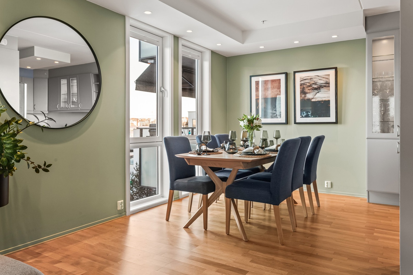 Spiseplassen byr på både hyggelig atmosfære, flott utsikt og godt med lys. Galleribilde