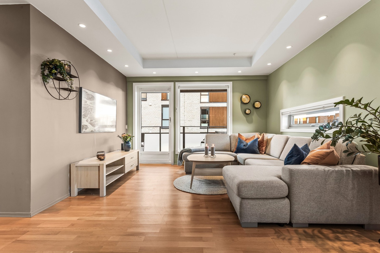 Leiligheten har 3-stavs eikeparkett og glattmalte vegger i moderne farge, samt downlights i stue og på kjøkken. Galleribilde