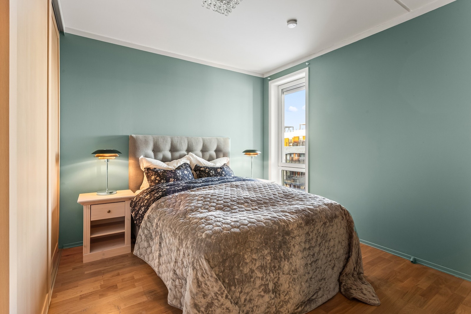 Leiligheten inneholder to soverom malt i moderne farger og gjennomgående eikeparkett på gulv. Galleribilde