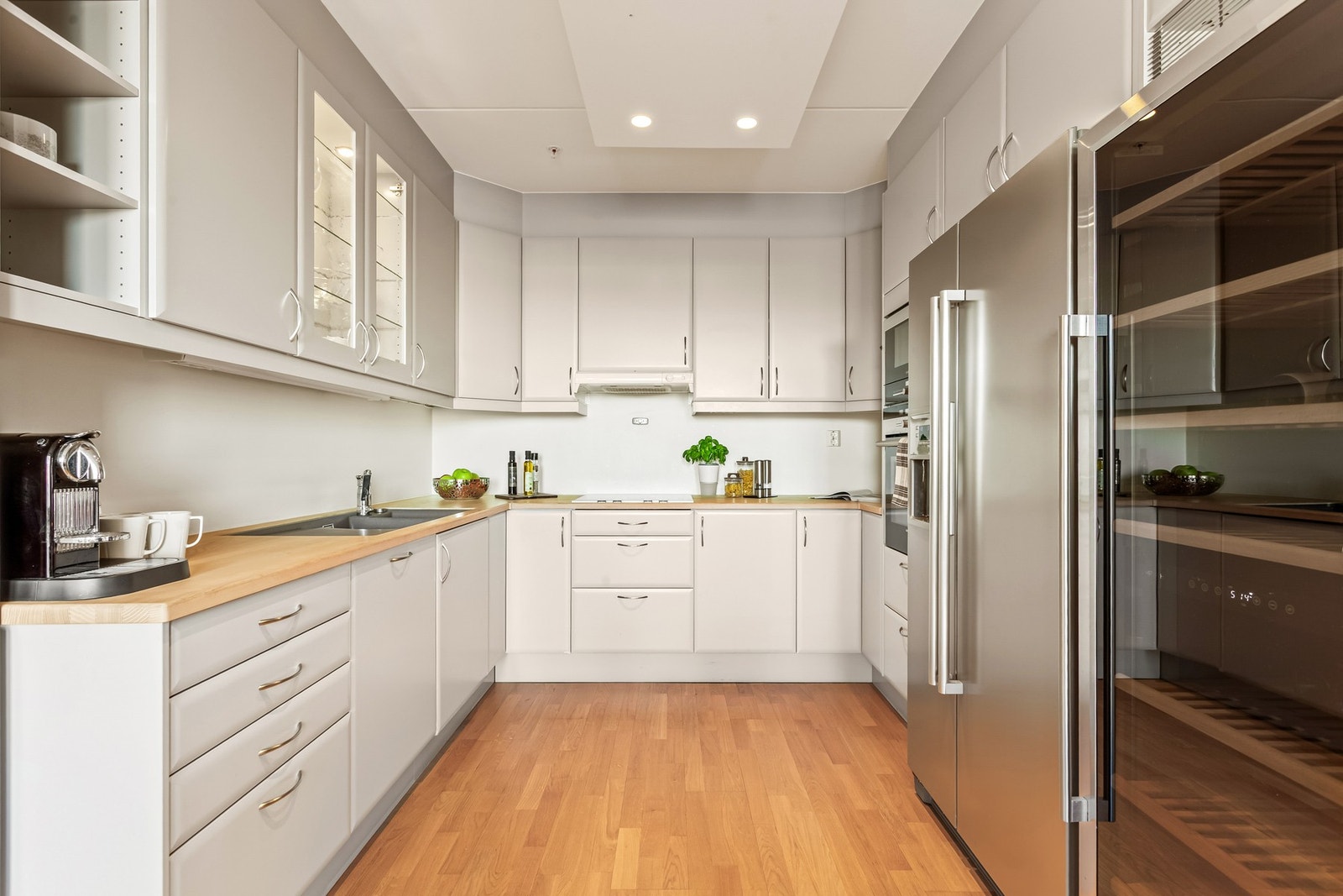 Kjøkkenet ligger delvis adskilt fra stuen og er montert i en hesteskoform for god arbeidsflyt med alt tilgjengelig i en armlengdes avstand. Galleribilde