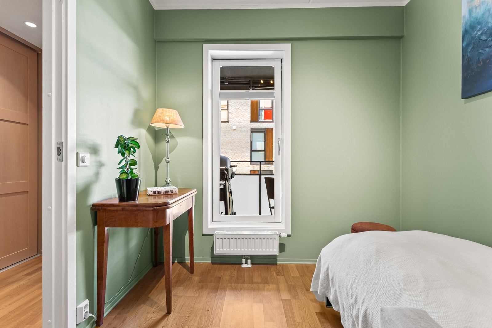 Soverom II ligger i tilknytning til korridor og har godt med naturlig lysinnslipp. Galleribilde