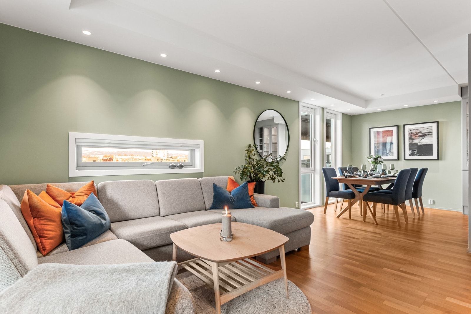 Leiligheten ligger i tredje etasje med god planløsning. Stuen byr på ulike møbleringsmuligheter som kan tilpasses etter ulike behov. Galleribilde