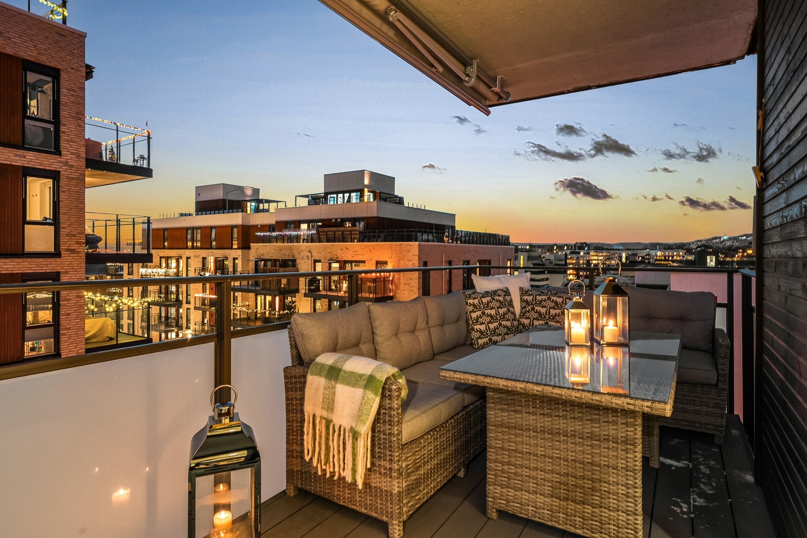 Sommerkvelder kan nytes på balkongen med hyggelige omgivelser i et rolig område, da balkongen er vendt mot fellesområde. Galleribilde