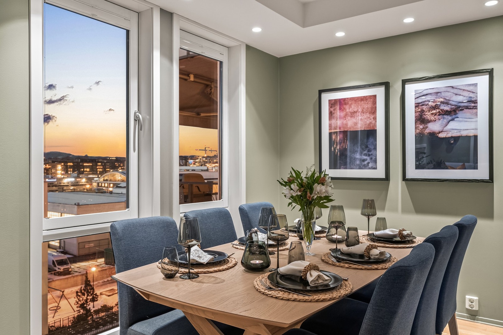 Spisestuen tilbyr mulighet for langbord med den romslige og praktiske beliggenheten i tilknytting til kjøkkenet. Galleribilde