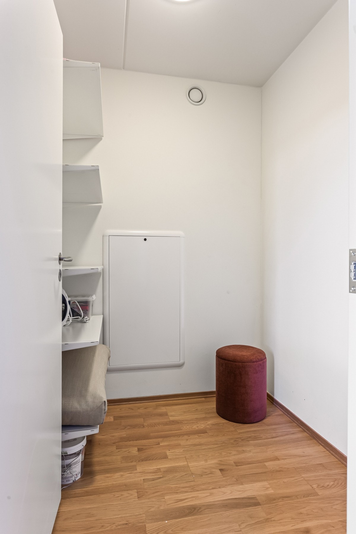 Her har du god plass til ekstra oppbevaring eller å skape et walk-in-closet om ønskelig. Ytterligere oppbevaring i kjellerbod på ca. 5 kvm. Galleribilde