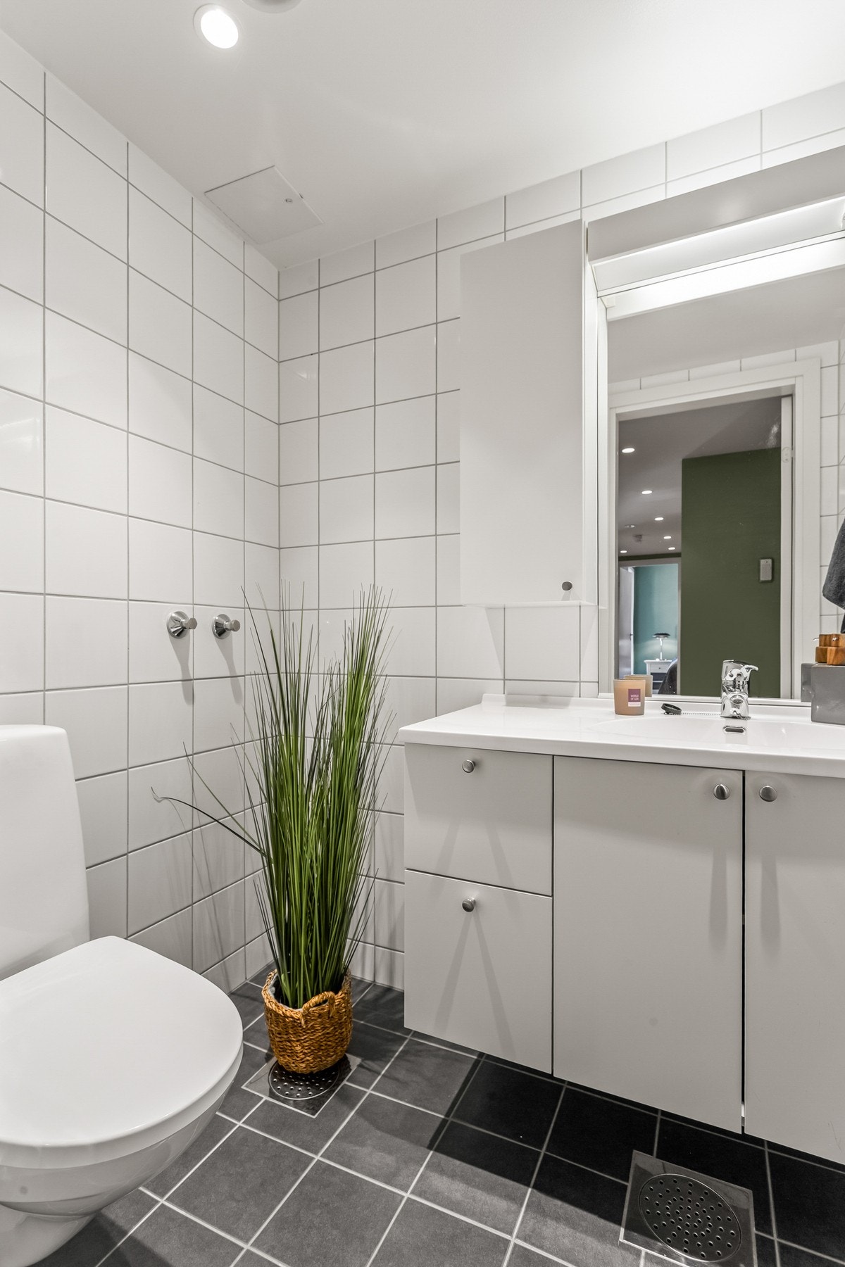 Leiligheten har i tillegg et ekstra toalettrom bestående av servantskap med heldekkende servant, veggmontert klosett og fliser med gulvvarme. Mulighet for å montere dusjhjørne om ønskelig. Galleribilde