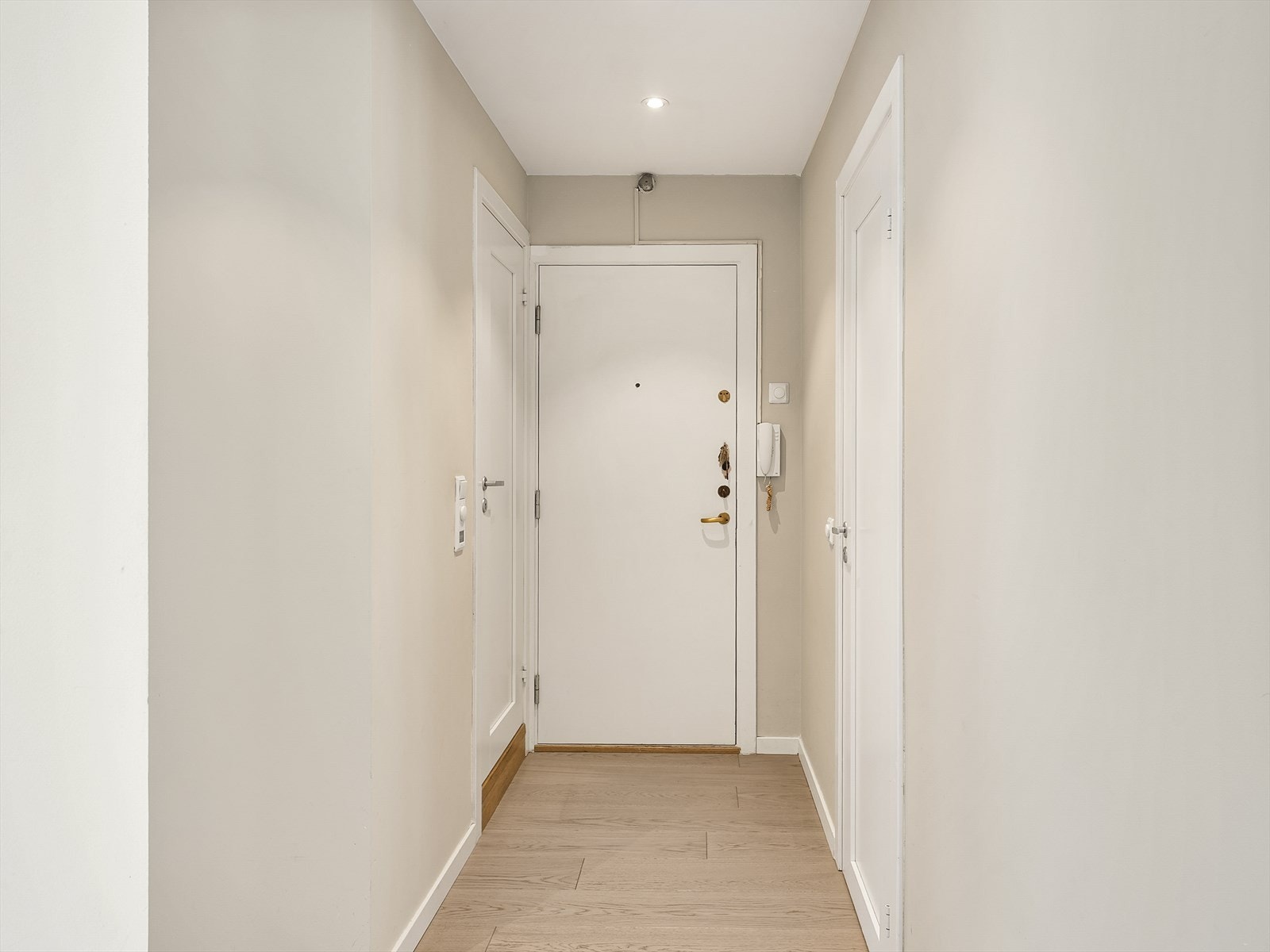 En innbydende entré med et praktisk, separat rom for oppbevaring av yttertøy. Galleribilde