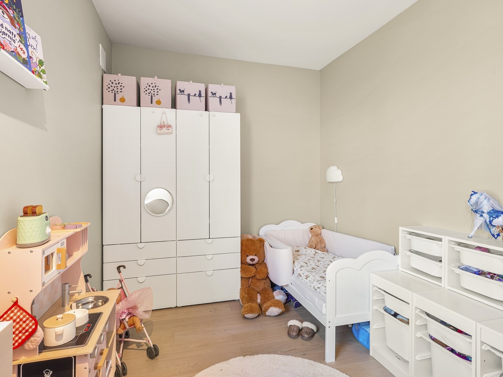 Også her er det god plass til seng og oppbevaringsmøbler. Galleribilde