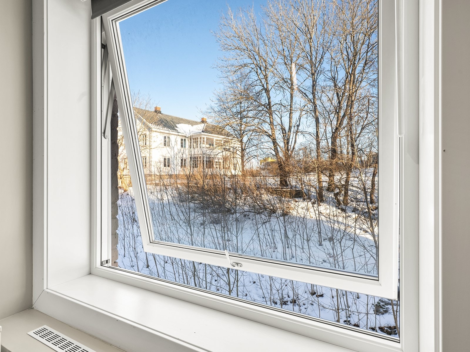 Utsikt fra soveromsvinduet mot rolige og grønne omgivelser. Galleribilde