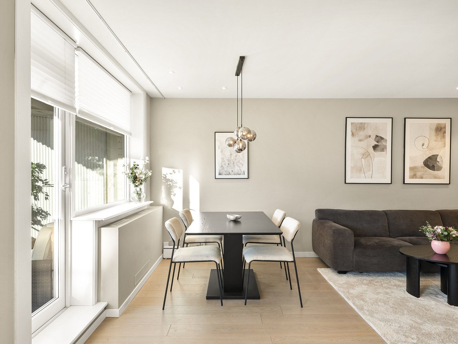 Leiligheten har en åpen og sosial stue med god plass til både spisebord og sofagruppe. Galleribilde