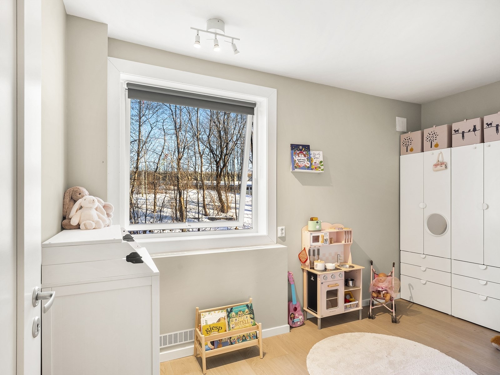 Dette rommet har også vindu mot det rolige grøntområdet. Galleribilde