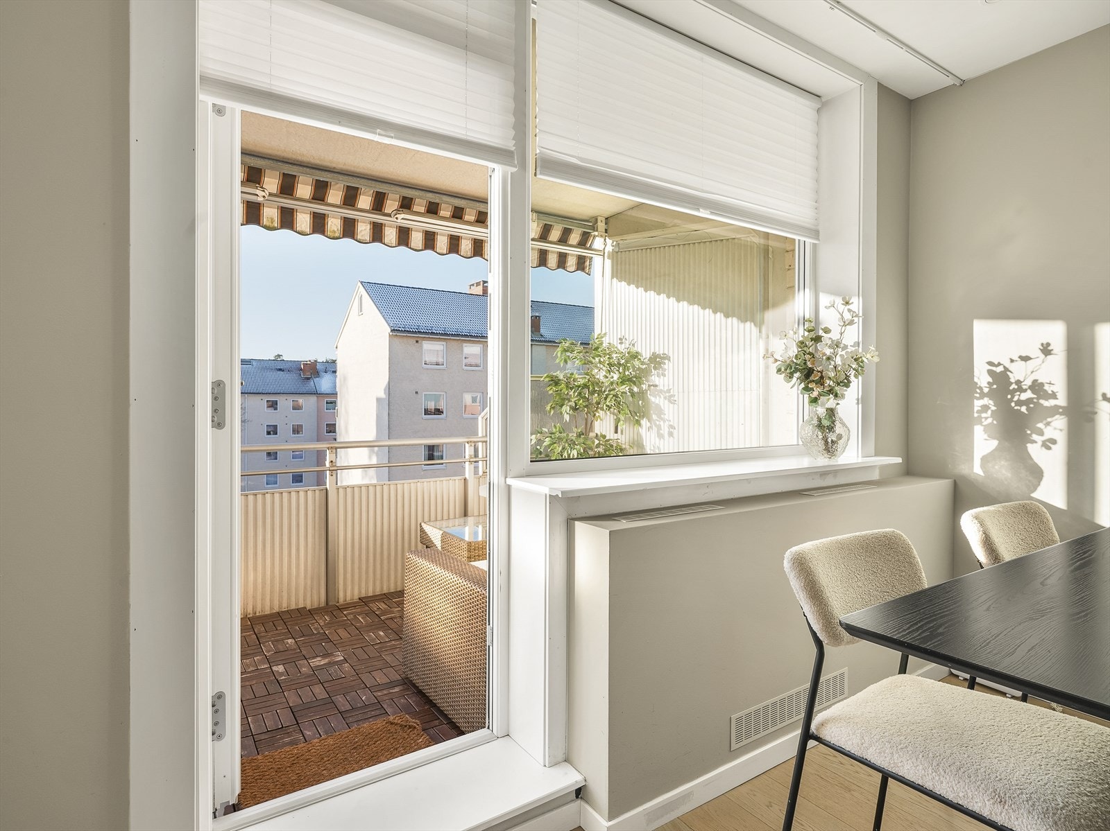 Fra stuen er det utgang til en vestvendt balkong med plass til en hyggelig sittegruppe. Galleribilde