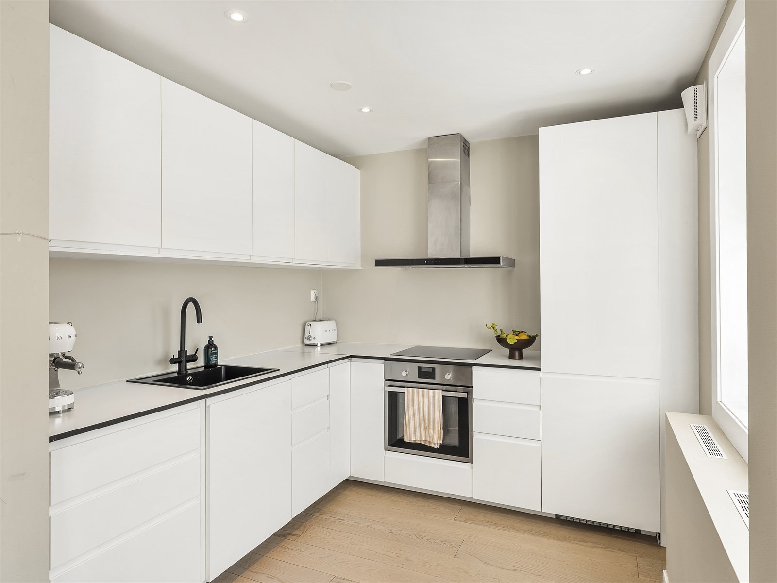 Kjøkkenet fra 2017 har en lys innredning fra Ikea med integrerte hvitevarer. Galleribilde