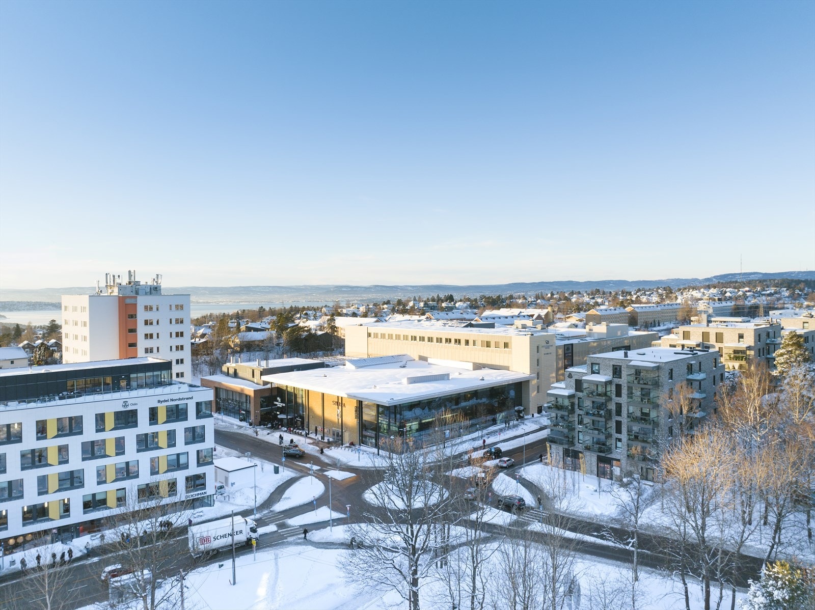 Like bortenfor leiligheten ligger Lambertseter senter, Symra kino og Deichman bibliotek. Galleribilde