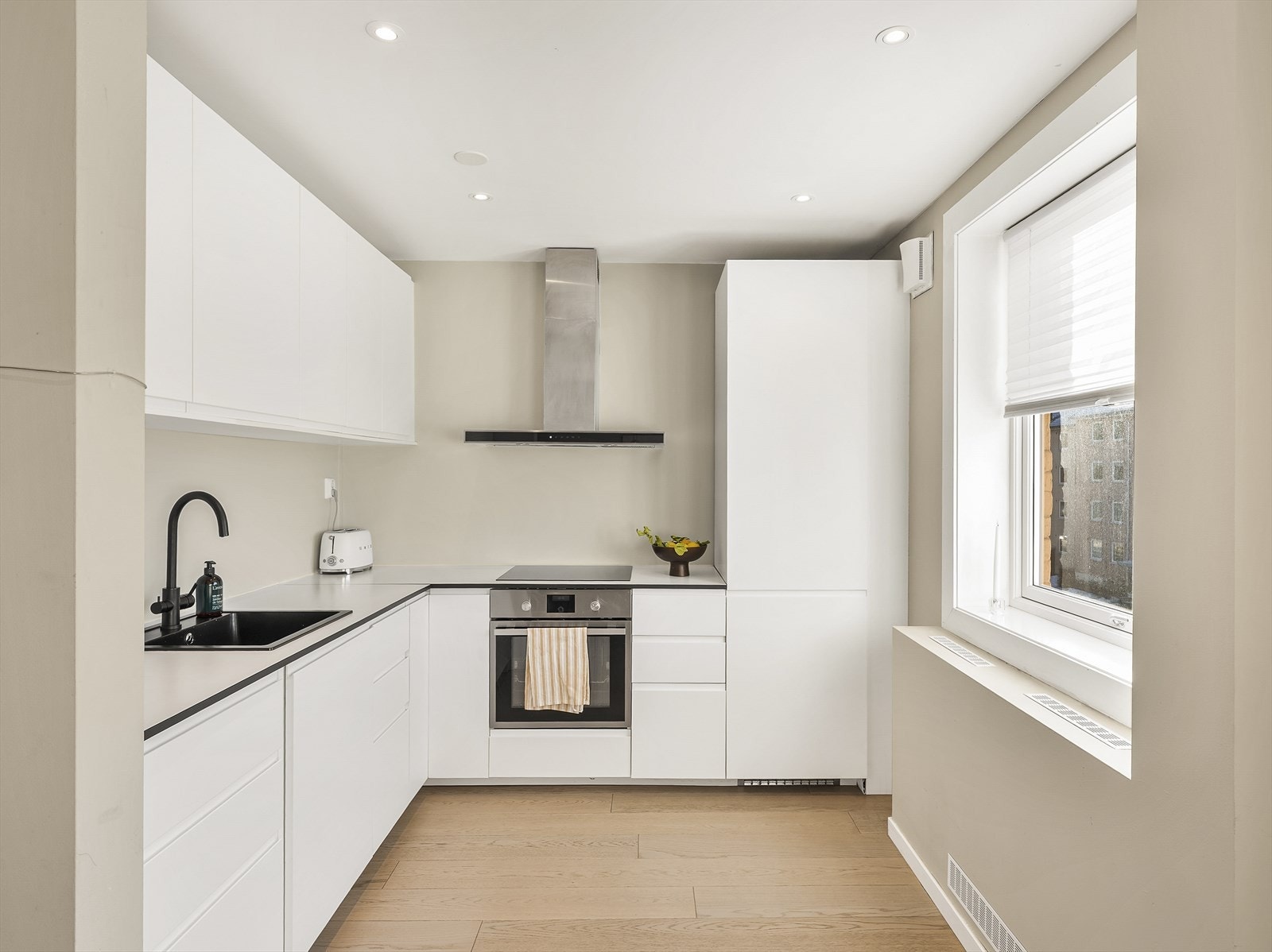 Det er også integrert kjøle- og fryseskap. Galleribilde