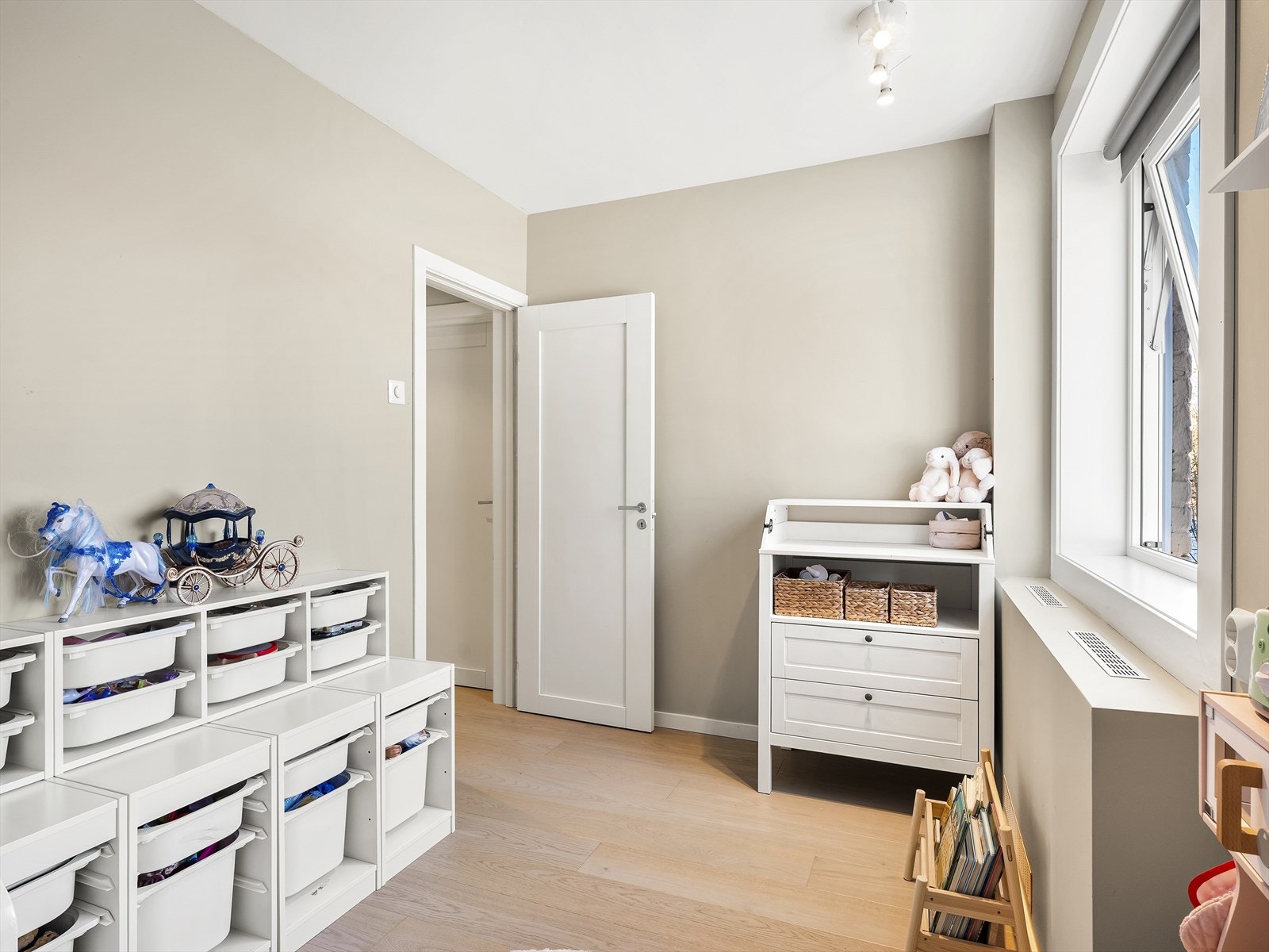 Det andre soverommet er også av god størrelse, ideelt som barnerom, gjesterom eller kontor. Galleribilde