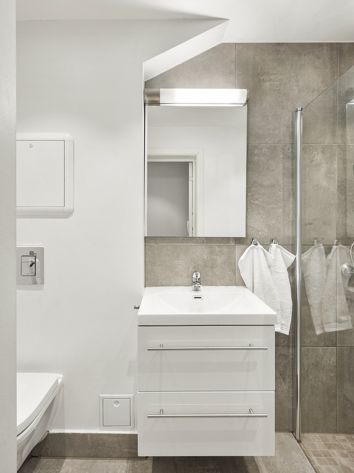 Badet ble pusset opp i 2017 og har delikate 60x60 fliser og malte veggflater. Galleribilde