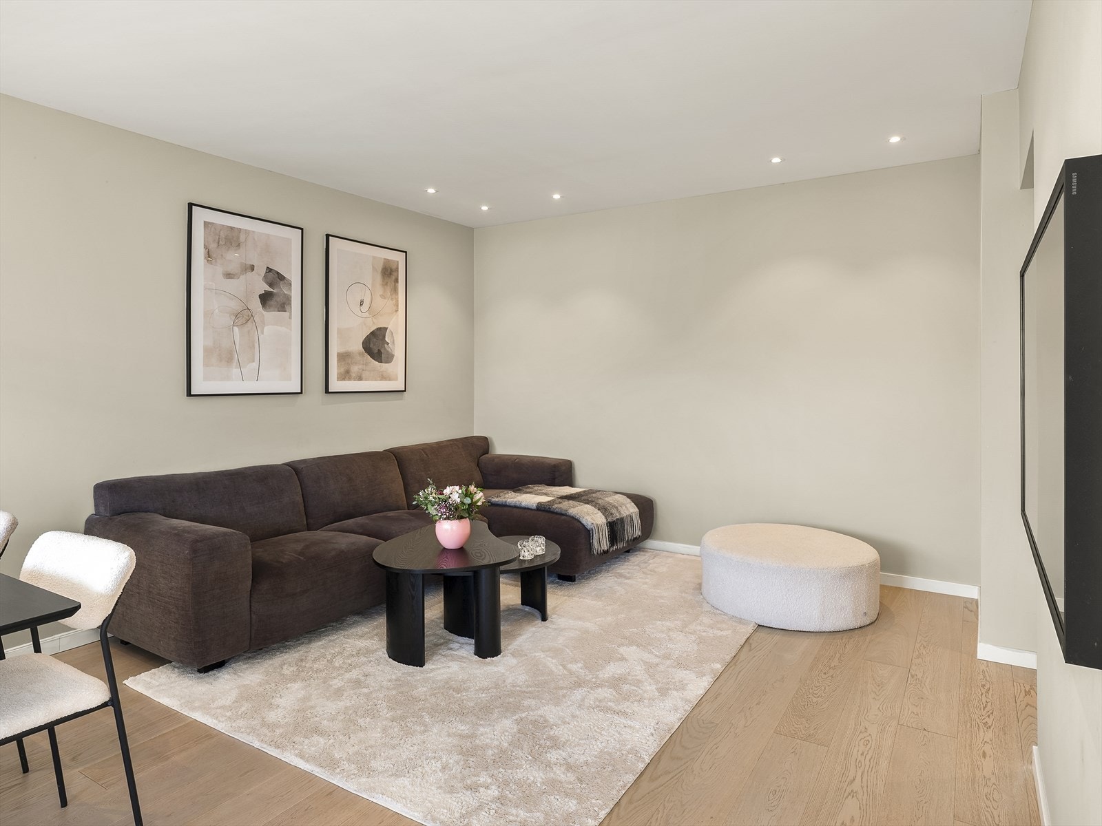 Stuen er romslig og lett å møblere med plass for en større sofagruppe. Galleribilde