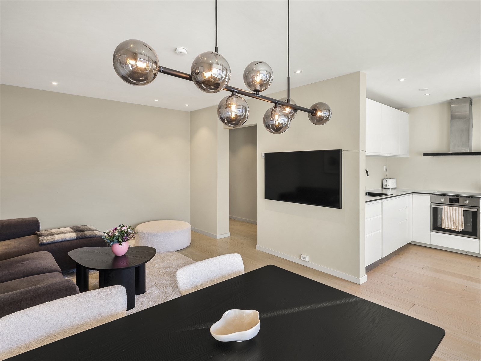 Den åpne løsningen mellom stue og kjøkken skaper en sosial og luftig atmosfære. Galleribilde