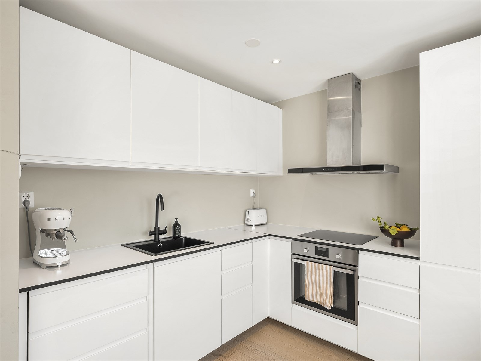 Integrert oppvaskmaskin til venstre for vasken. Galleribilde