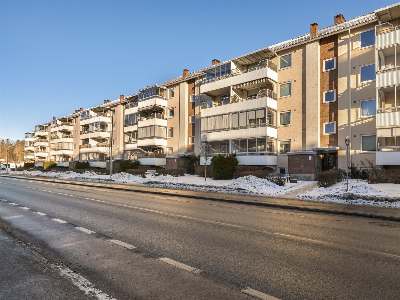 Borettslaget har ordnede fellesarealer, og beboere disponerer egen kjeller- og loftsbod. Galleribilde