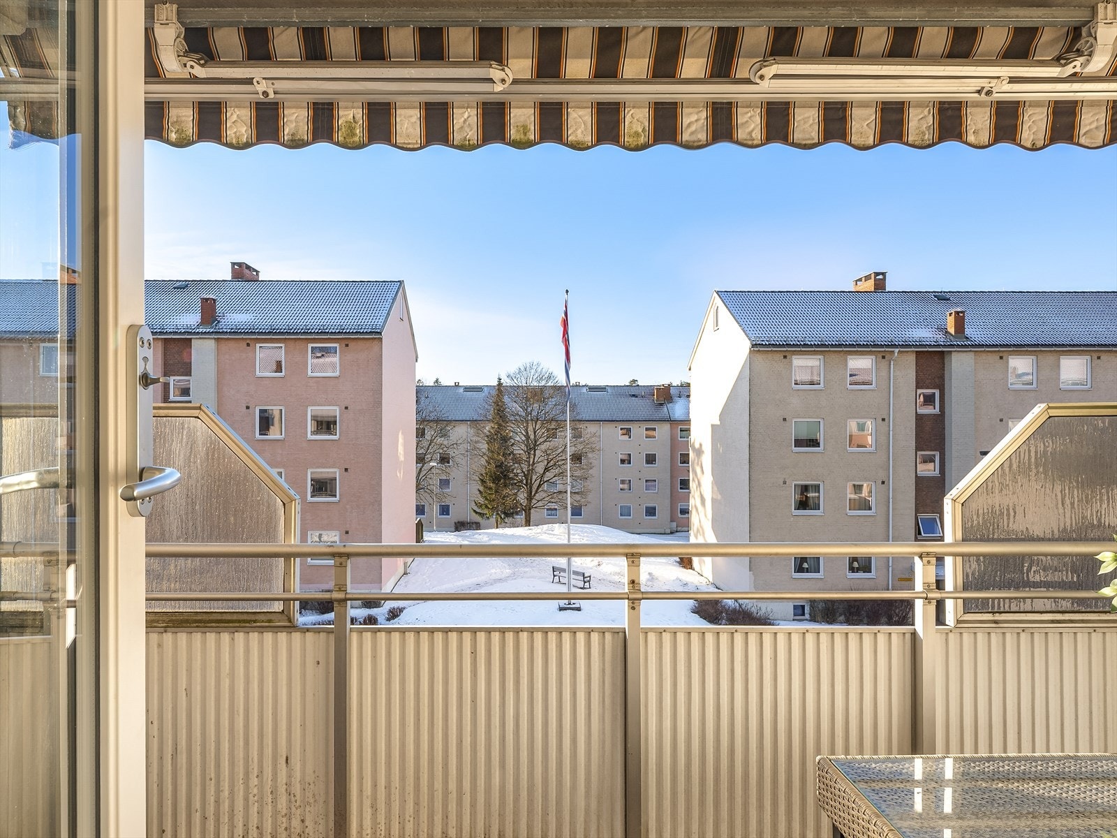 Over balkongen er det både tak og markise, det er også mulighet for å innglassere balkongen. Galleribilde