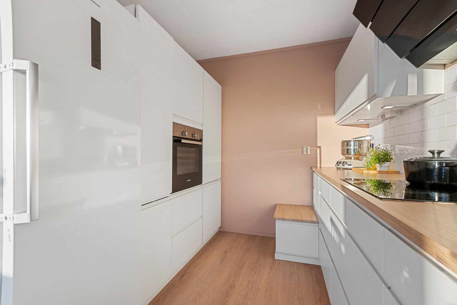 Integrerte hvitevarer og frittstående kjøleskap. Galleribilde