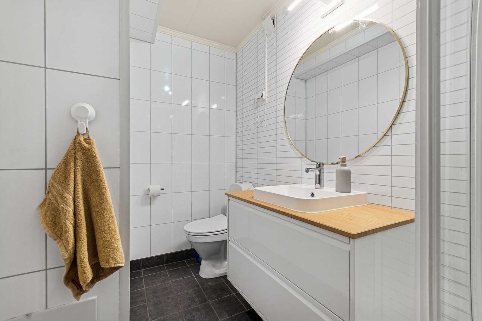 Badet i underetasjen har en stilren gjennomførelse og varmekabler. Galleribilde