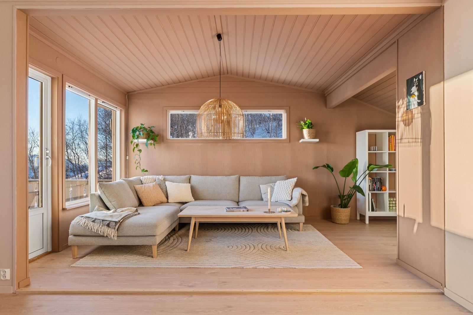 Fra stue er det utgang til en sørvendt altan med lekkert utsikt og gode solforhold. Galleribilde