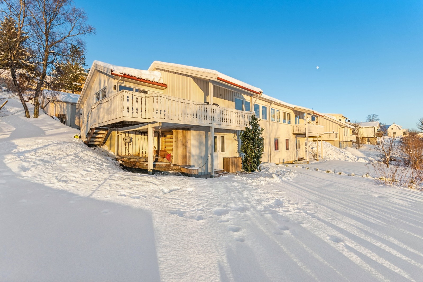 Romslig hage med masse boltreplass. Galleribilde