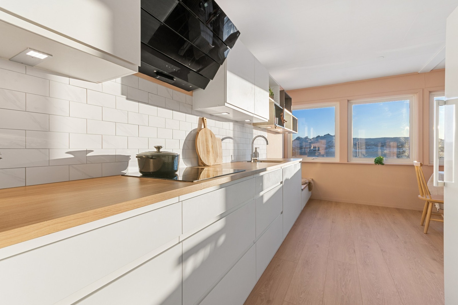 Godt utbygget med benk- og skapplass - herlig lysinnslipp! Galleribilde