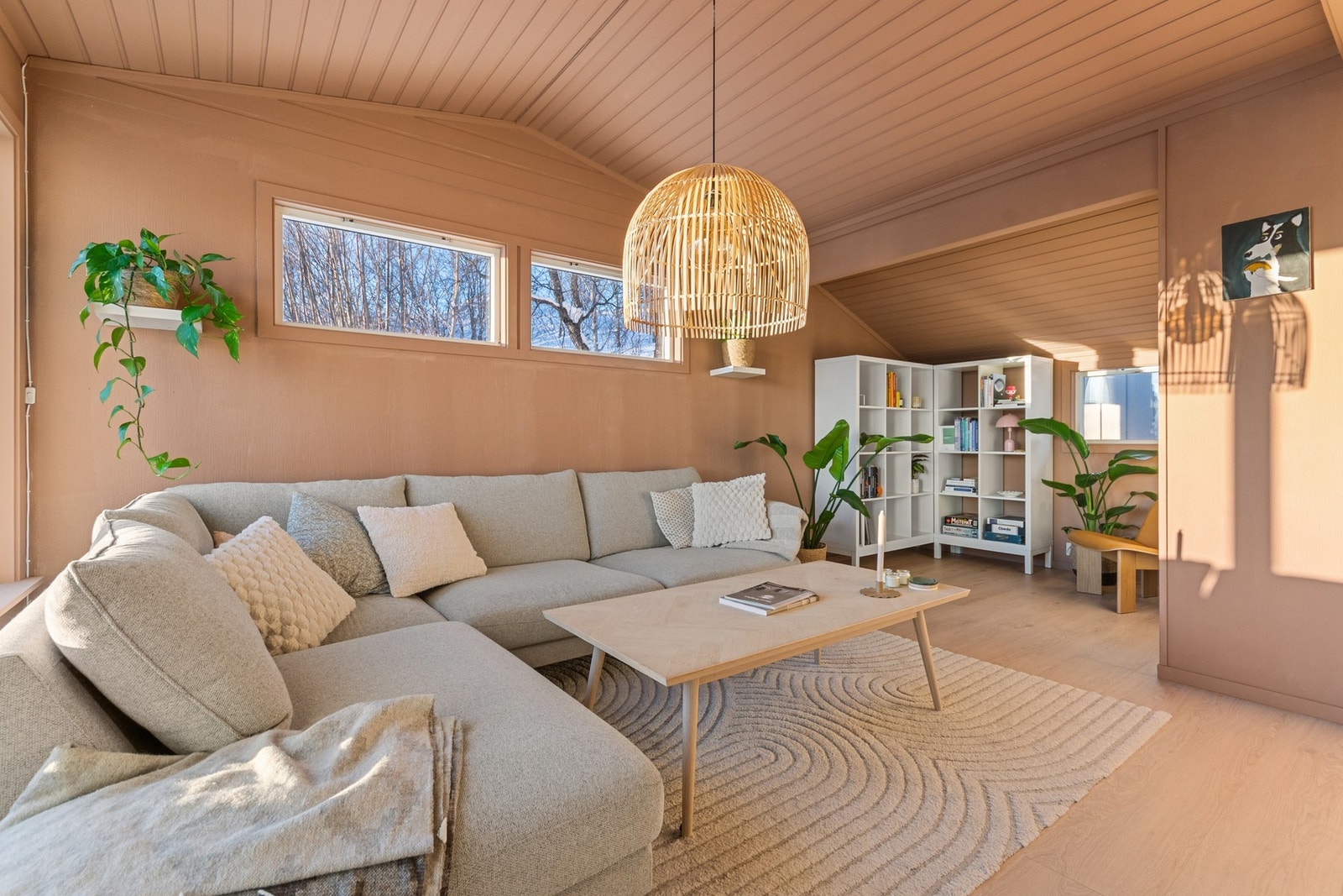 Innbydende vertikaldelt tomannsbolig i et etablert boområde på Øvre Hunstad. Galleribilde