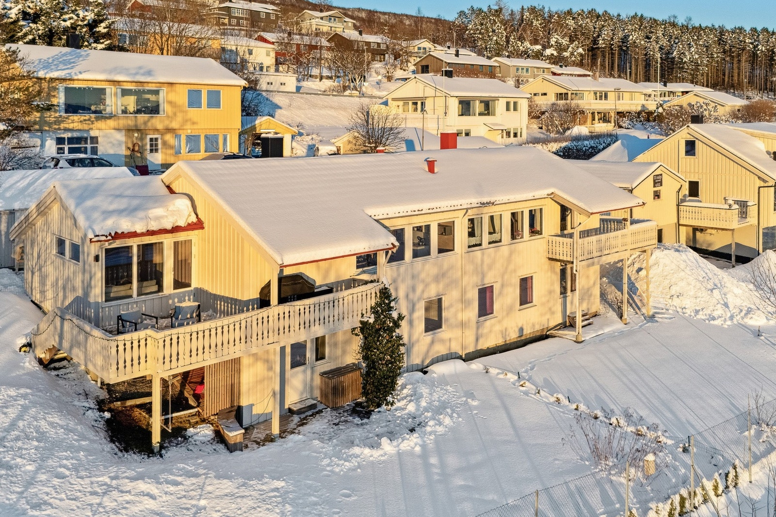 Altan med utgang fra stue og platting med utgang fra hovedsoverom i underetasje. Galleribilde