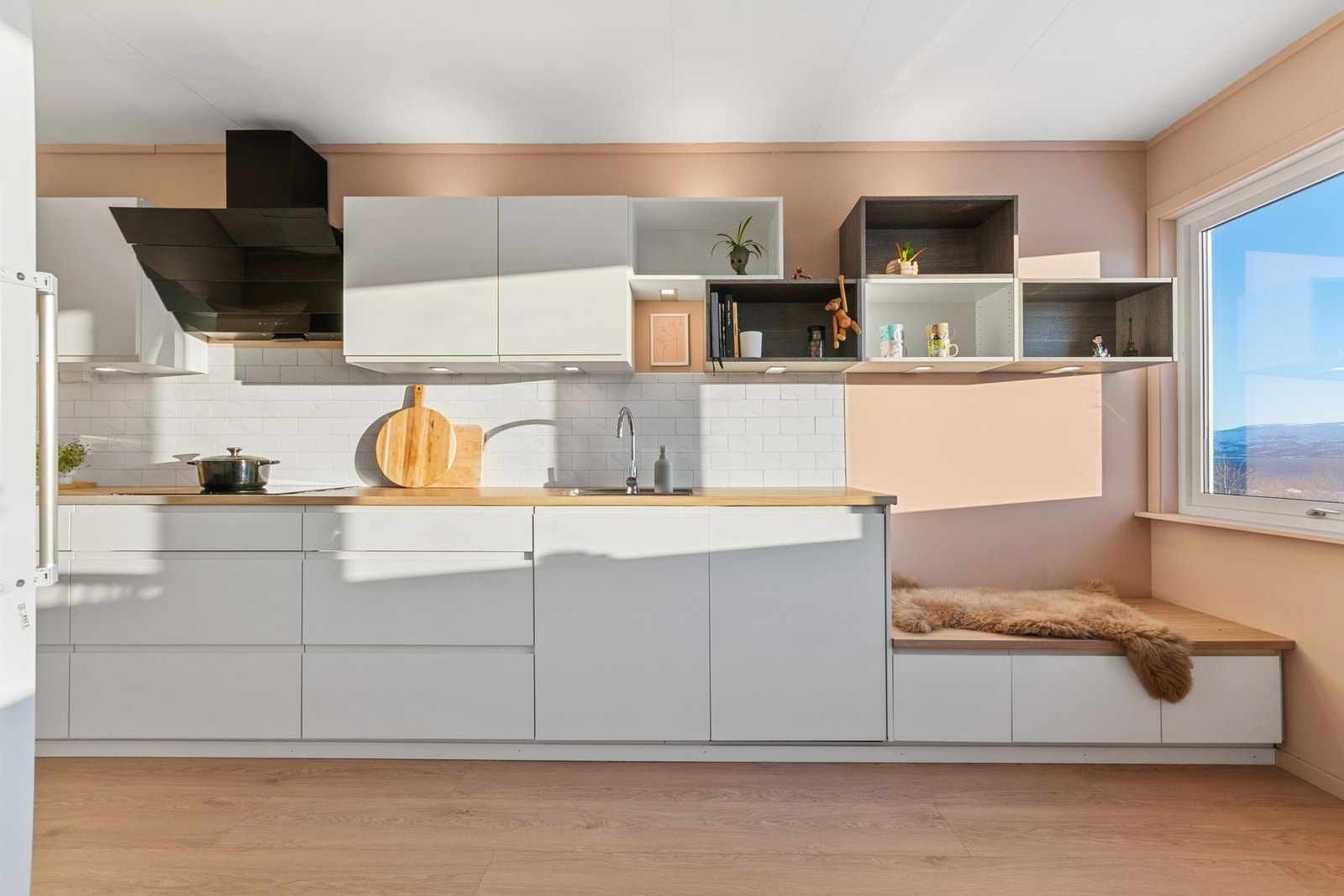 Stilrent og tidløst kjøkken. Galleribilde