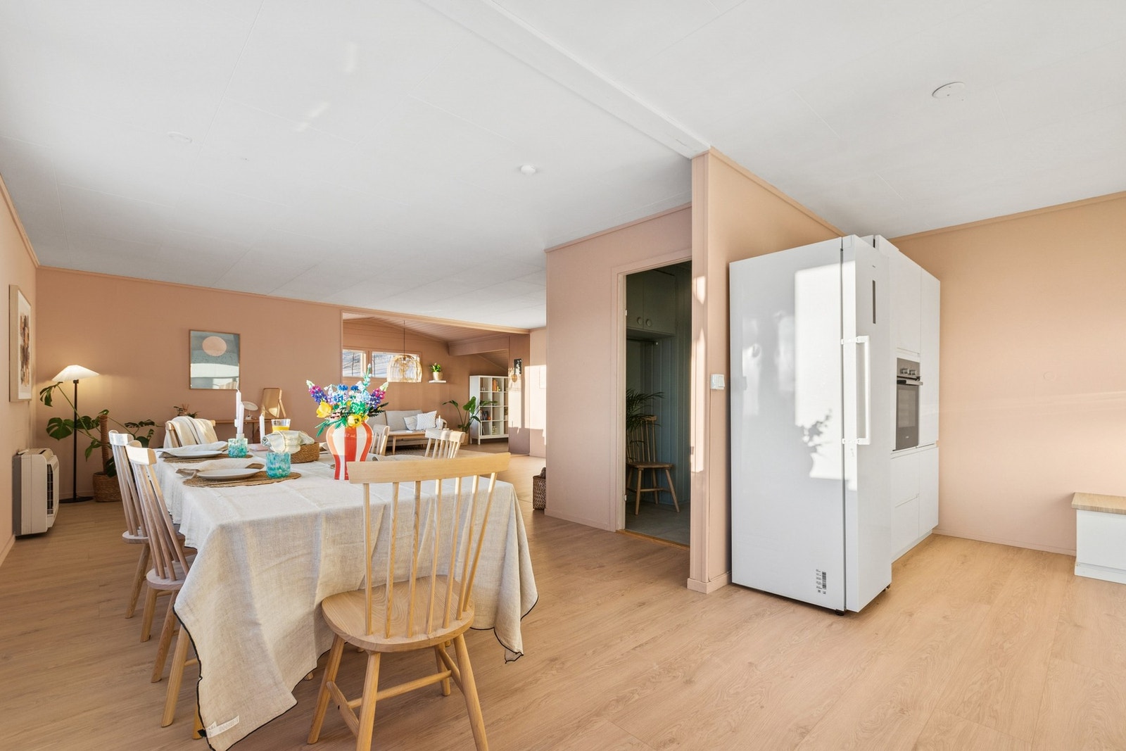 Svært romslig stue/ spisestue med kjøkken i åpen løsning. Galleribilde