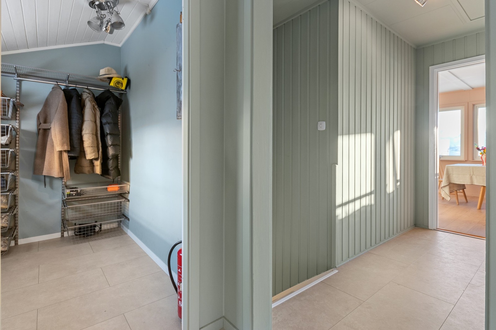 Entré med praktisk garderobeløsning. Galleribilde