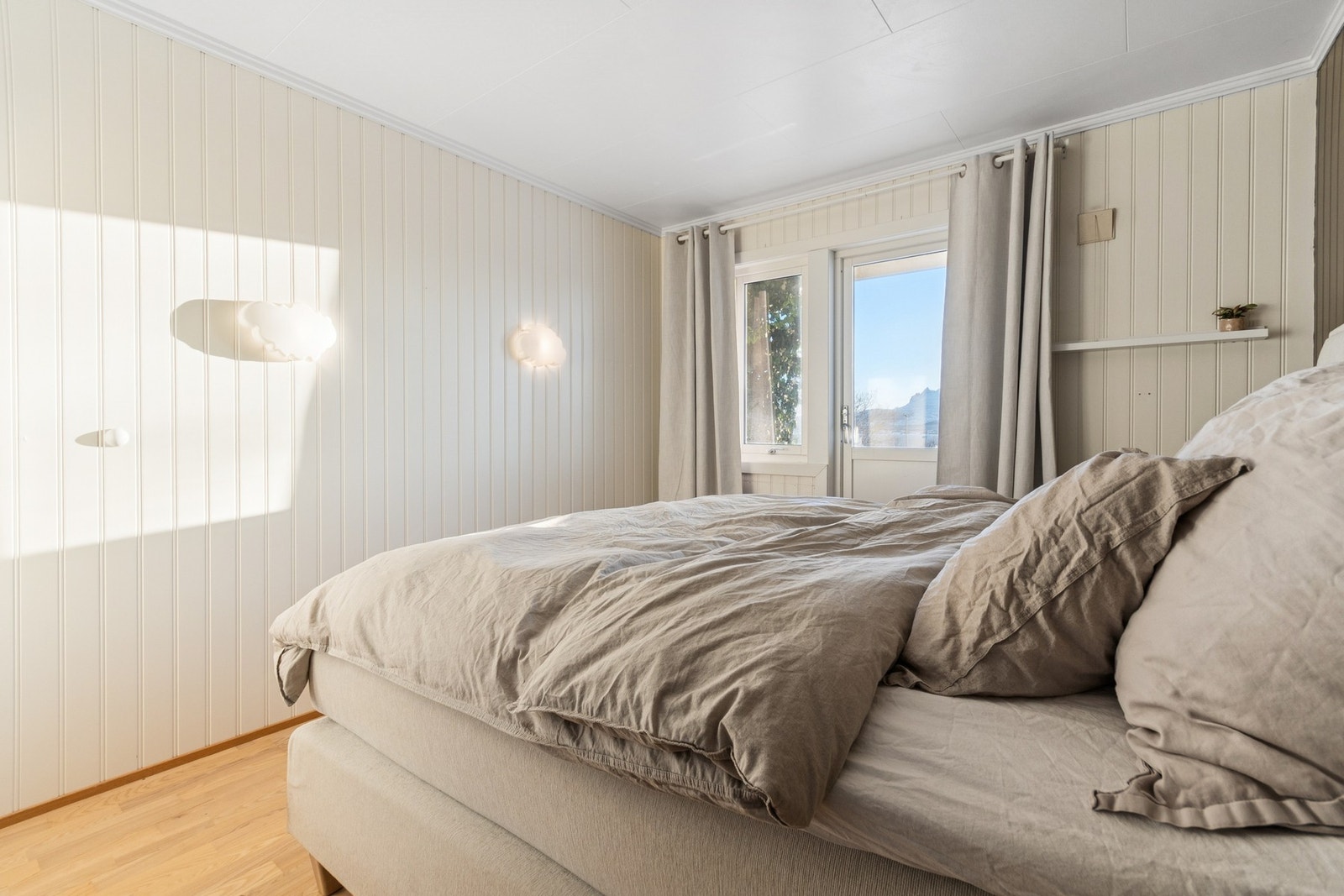 Herfra er det utgang til en platting og hage. Galleribilde