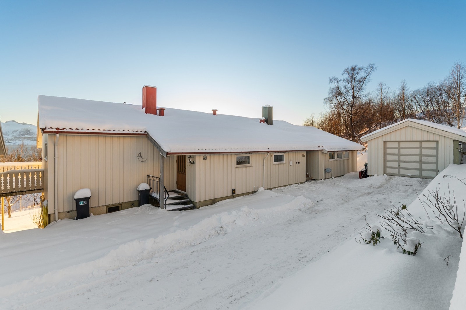 Parkering i garasje og på egen tomt. Galleribilde