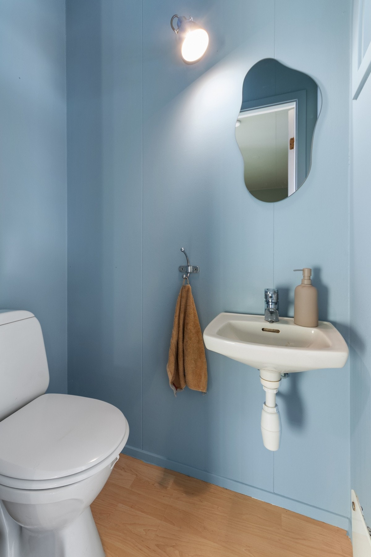 WC-rom i mellomgang. Galleribilde