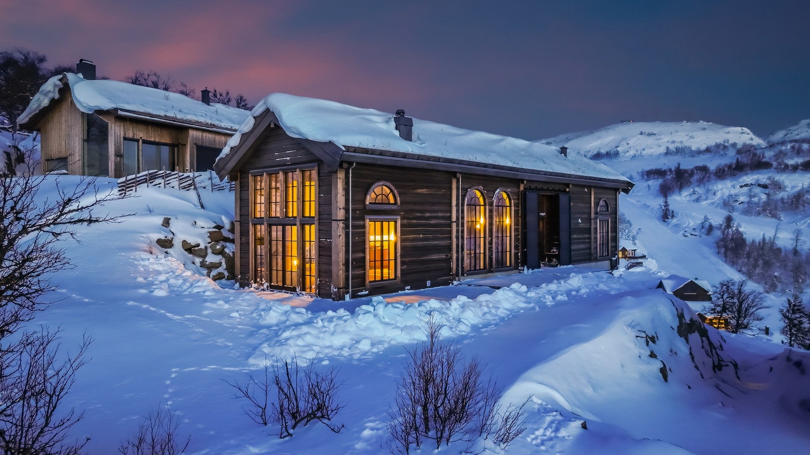 PrivatMegleren har gleden av å presentere Leirbekkvegen 132 - En unik, gjennomført hytte med prima beliggenhet i Holtardalen! Foto: Tor Helge Thorsen Galleribilde