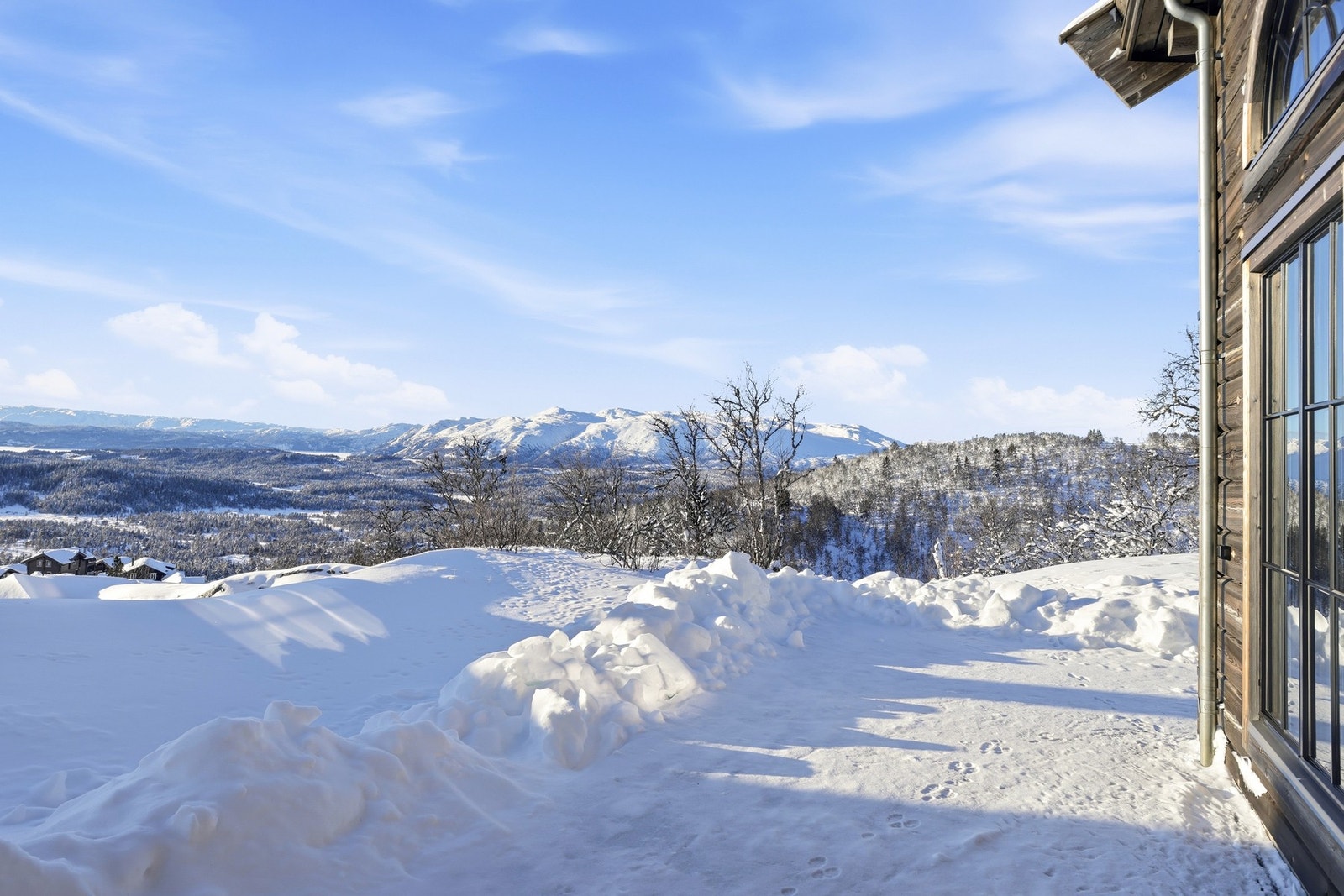 Fra hytta er det direkte tilkomst ut i langrennsløyper, alpinbakken og turstier Galleribilde