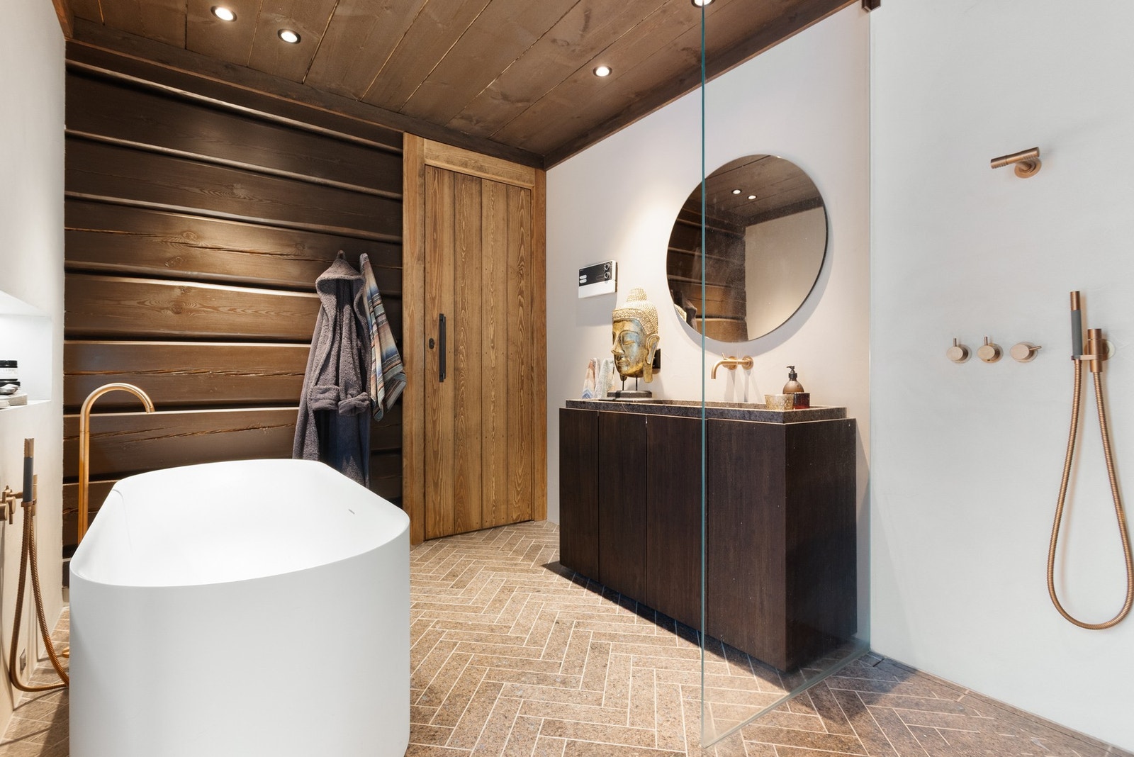 Hovedbadet gir virkelig spa-følelsen. Vegghengt toalett, badekar, dusjhjørne med glassdør og waterfall-armatur, og innredning fra Ask og Eng i heltre bambus med servant i granitt Galleribilde