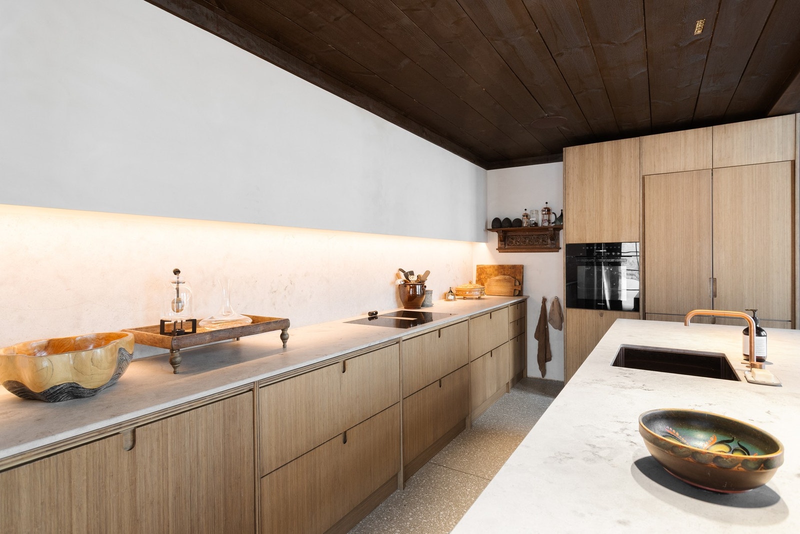 Fronter og skrog i heltre bambus og benkeplate i naturstein Galleribilde