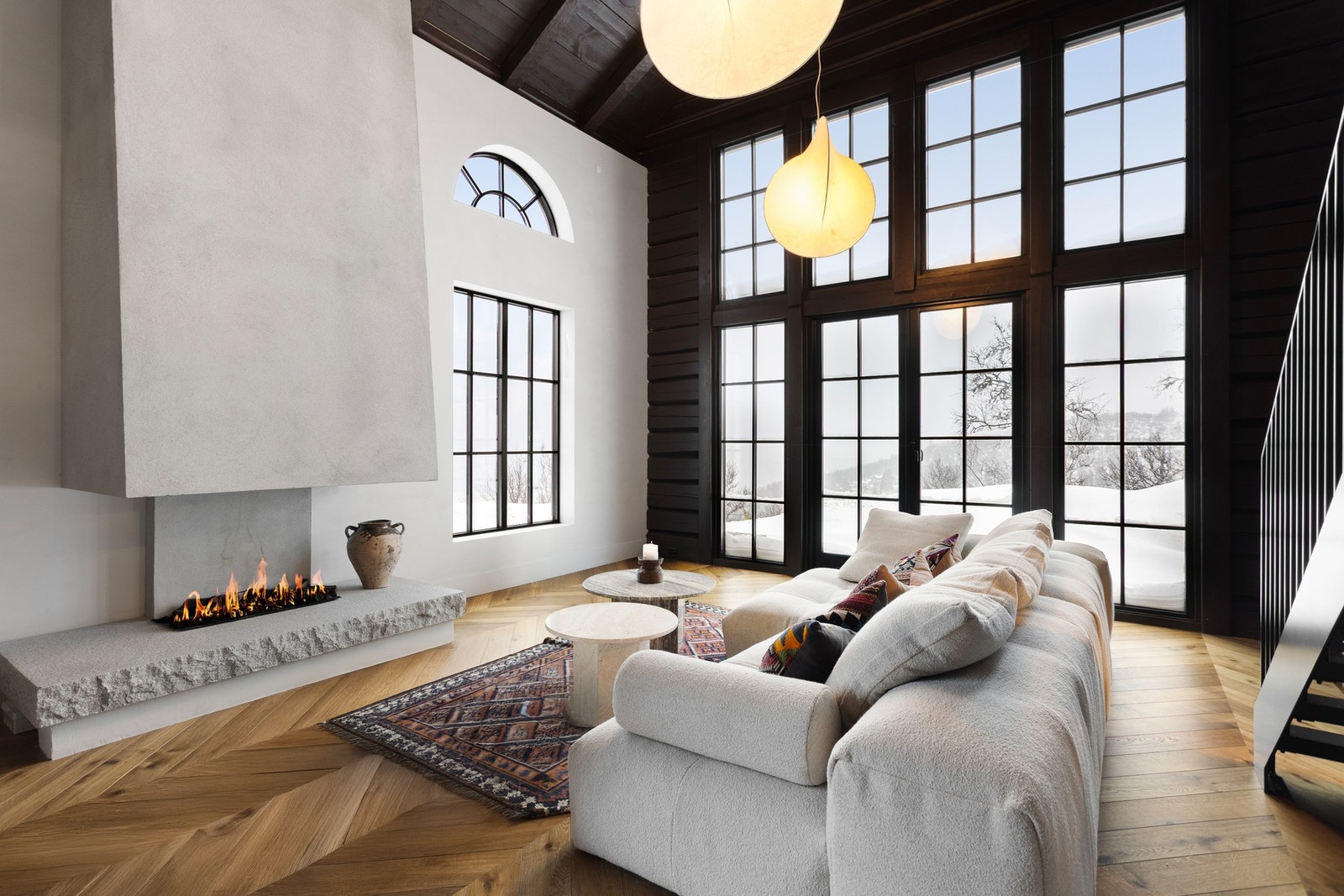 Hytta er gjennomført med kvalitet i alle ledd - Her er ingenting overlatt til tilfeldighetene. Nydelig stue med store vindusflater som slipper dagslyset inn Galleribilde