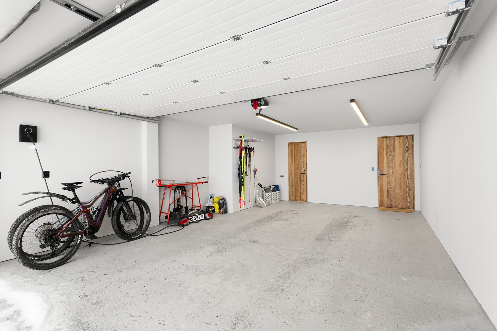 I hyttas underetasje finner du garasje med god plass til parkering av én bil. Garasjen har elektrisk port, elbil-lader og vannbåren varme i gulv Galleribilde