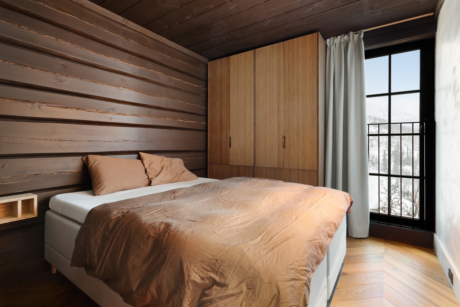 Soverom II med dobbeltseng og garderobe Galleribilde