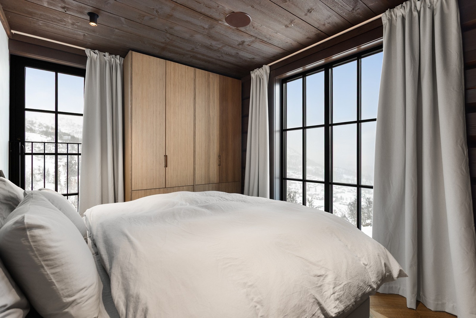 Hytta har 4 gode soverom. Alle rommene har eikeparkett fra Chevron i fiskebeinsmønster Galleribilde