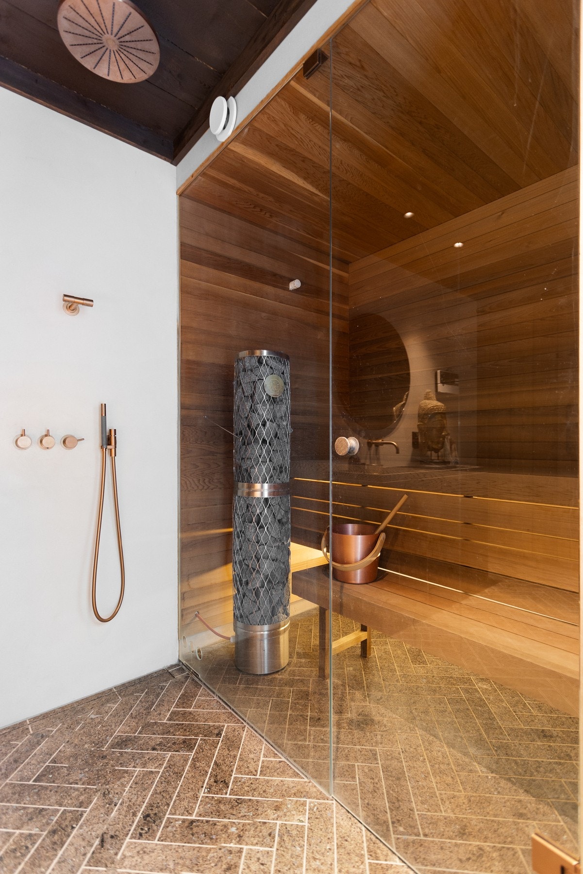 Servantkran og dusjkran er fra Vola og er felt inn i vegg, noe som er både svært lekkert og praktisk. Deilig badstue med badstueovn fra IKI Galleribilde