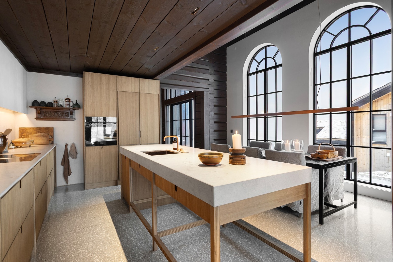 Vinduene i rommet setter virkelig prikken over i'en når det kommer til atmosfære. Vannbåren varme i hytta gir en jevn og behagelig temperatur Galleribilde